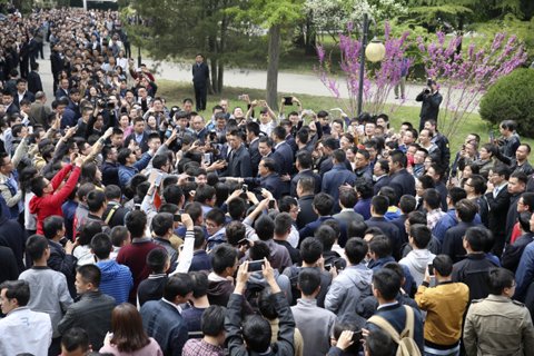 新京报快讯(记者沙璐 吴为 信娜) 据中国政府网消息，李克强4月15日上午考察清华大学。记者了解到，李克强在清华期间先后去了校史馆、建筑学院、生命科学学院和图书馆。